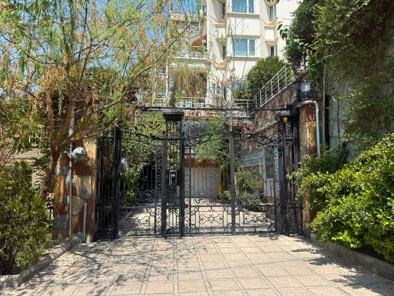 مقدار 35.6 سهم مشاع از 100 سهم ششدانگ یک دستگاه آپارتمان مسکونی شناسه 2400 - تصویر 1