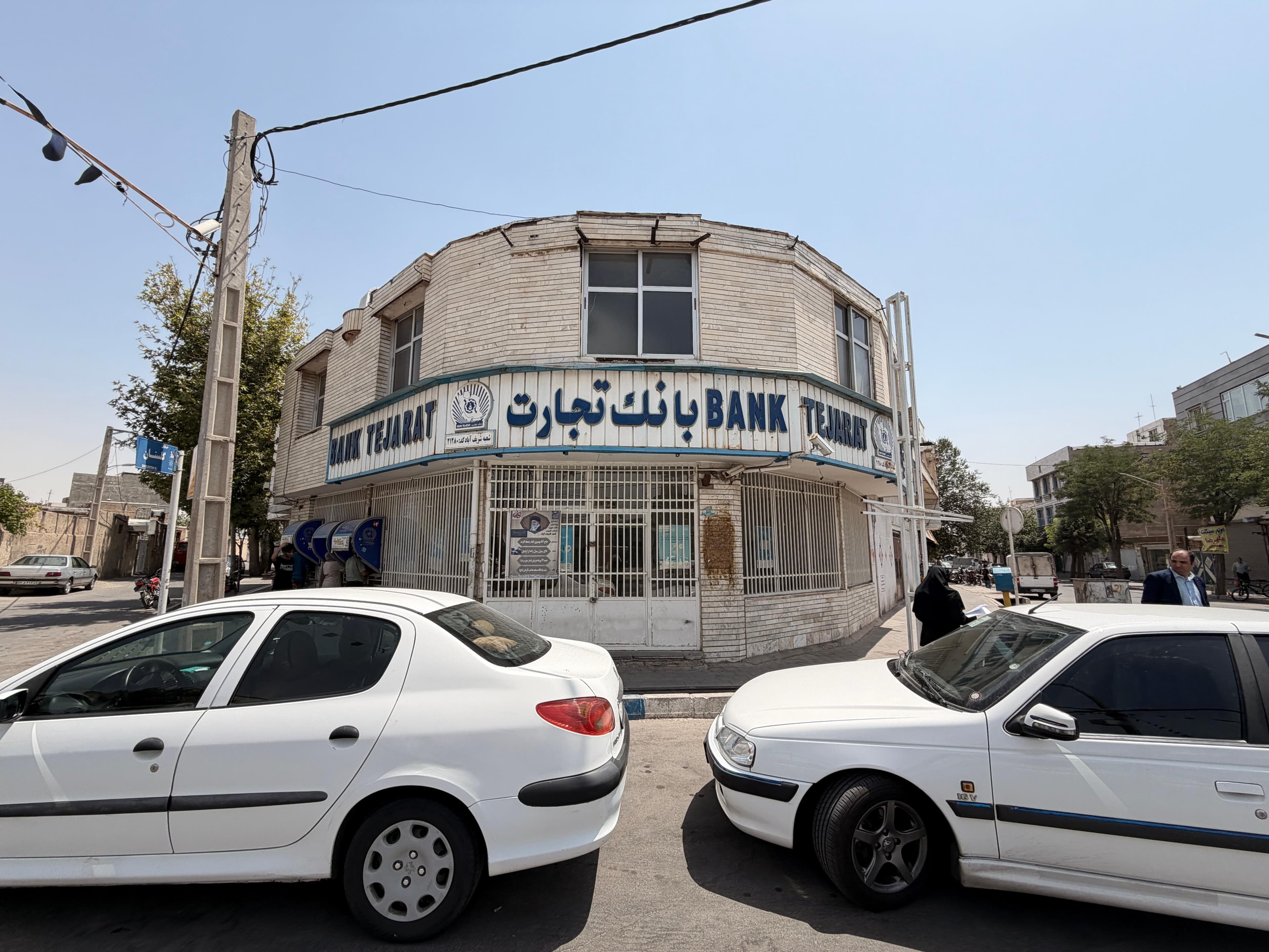 شعبه سابق بانک تجارت در میدان امام خمینی شریفیه به شناسه 10591، تصویر 2