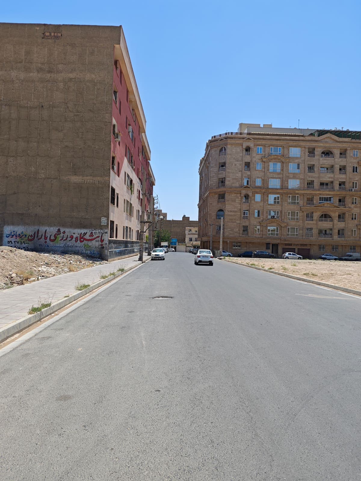ششدانگ عرصه و اعیان یک قطعه زمین مسکونی واقع در اسلامشهر ، زرفشان ، خیابان کارگر ، خیابان ماهان یکم ، پشت آموزشگاه فنی حرفه ای ، ضلع شمالی مجتمع یاس ، پلاک ثبتی 42/43492 شناسه 12093 - تصویر 1